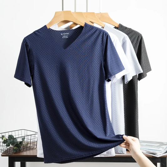 Leichtes Herren-Poloshirt aus Eisseide mit kurzem Ärmel und lässigem Buchstabendruck – ideal für den Sommer