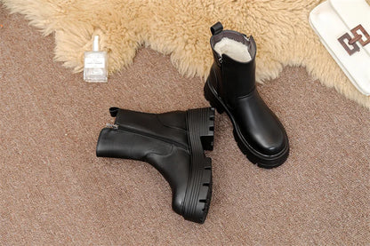 Schwarze Damenstiefelette seitlich im Paar, mit Reißverschluss und Profilsohle