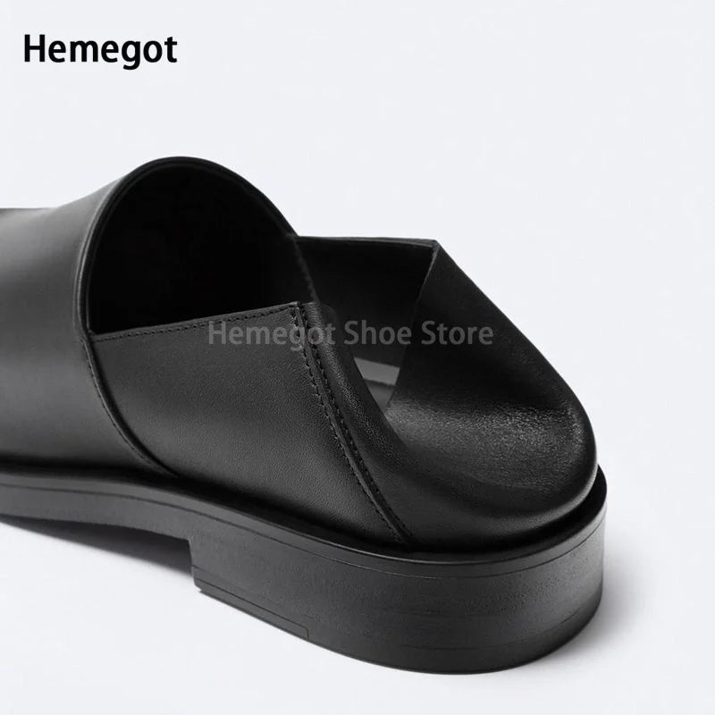 Schwarzer Herren-Loafer mit Detailnaht am Rist und gepolstertem Einstieg
