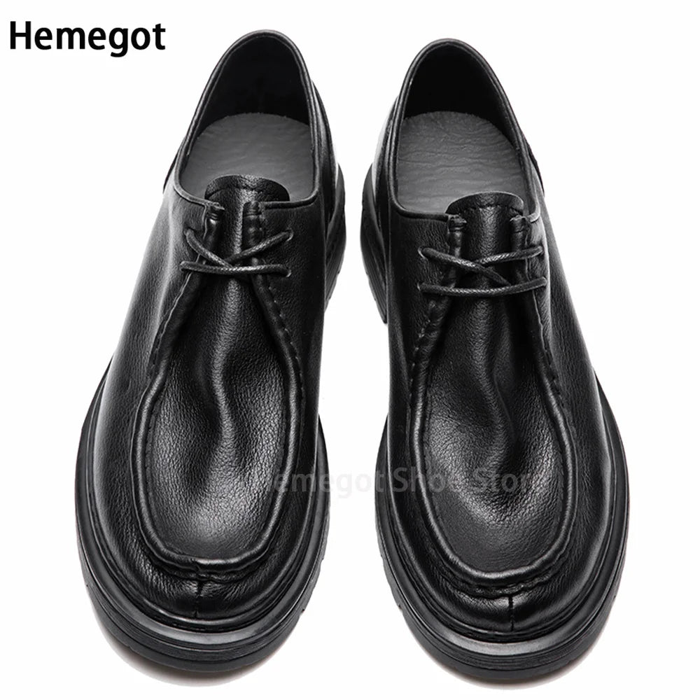 Schwarze Lederschuhe mit Schnürung, runder Kappe und verstärkter Profilsohle