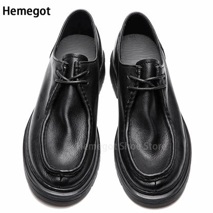 Schwarze Lederschuhe mit Schnürung, runder Kappe und verstärkter Profilsohle