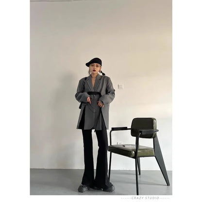 Zweiteiliges Damen-Set mit Stickerei: Langarm-Oberteil mit Reverskragen und hoch taillierte, lange Hose – stilvoll und elegant.