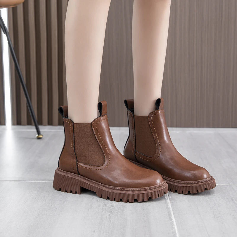Damen Chelsea Boots aus Leder, braun, mit seitlichen Elastikeinsätzen und Profilsohle