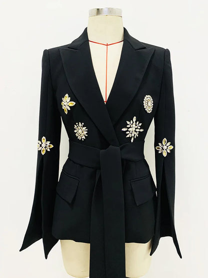 Langes Damen-Patchwork-Kleid mit Rüschen und Falten, Rundhalsausschnitt und langen Ärmeln – einreihig und locker geschnitten.