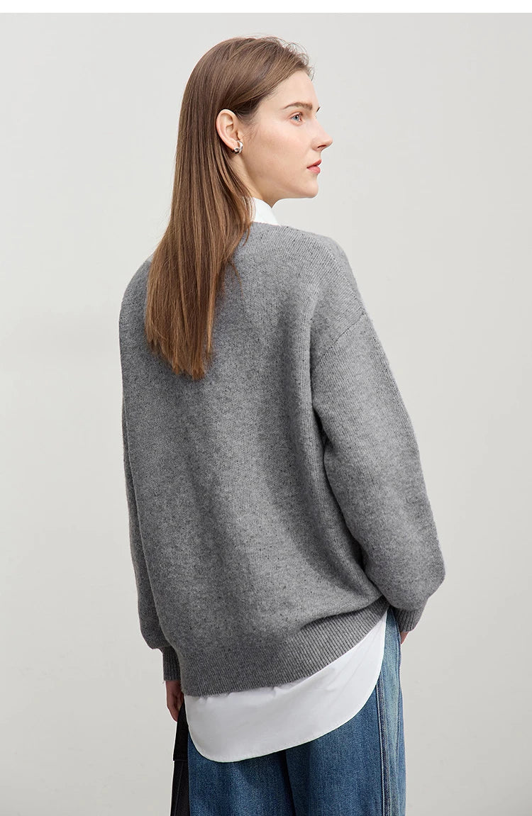 Grau melierter Pullover mit Schleifenmuster auf dem Rücken, Rundhalsausschnitt, lange Ärmel