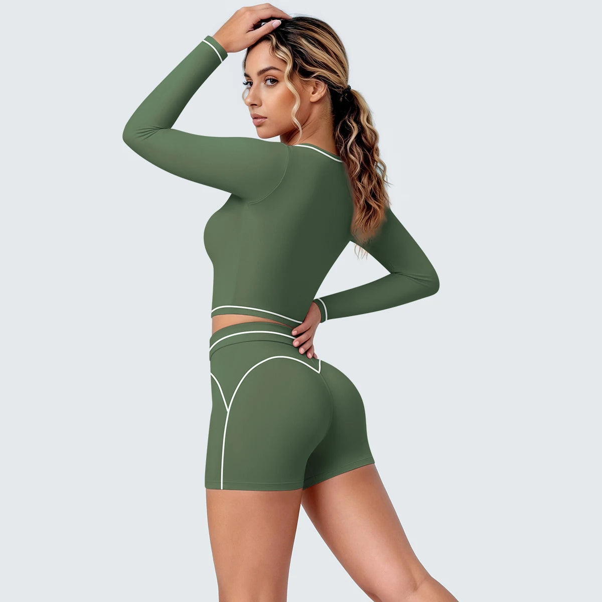 Yoga-Set Mossgrün mit langarmigem Crop-Top und Shorts, kontrastierte Seitenlinien