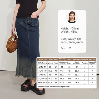 Jeansrock mit Farbverlauf und vorderer Knopfleiste, fransiger Saum, zwei Taschen