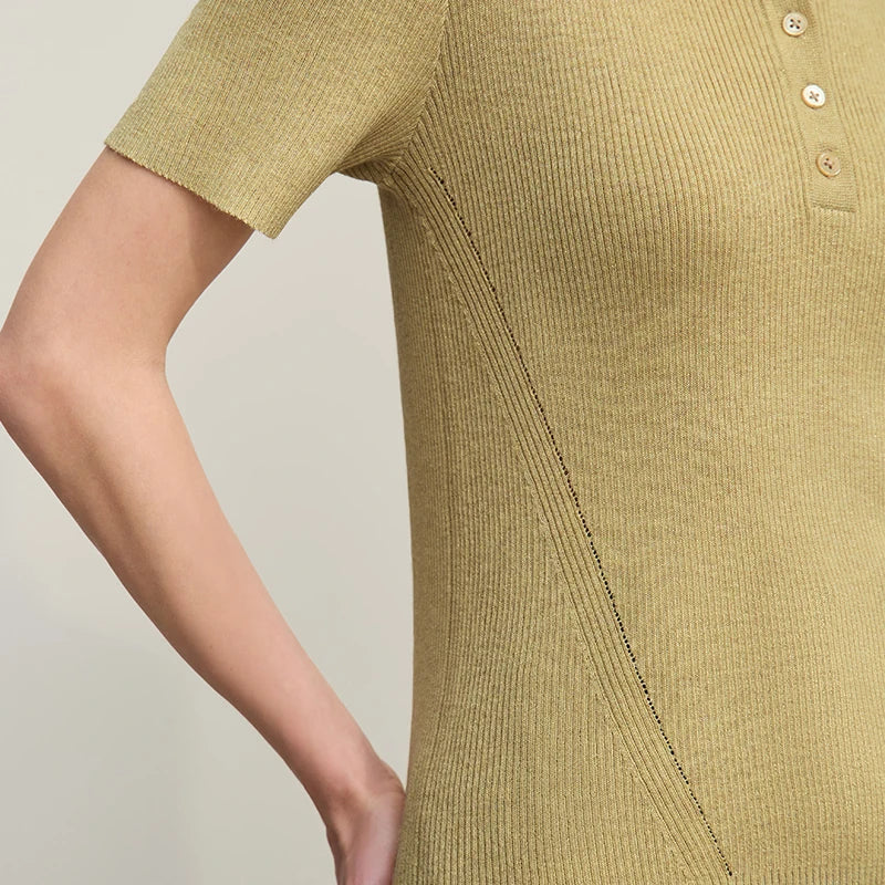 Damenpullover im Detail: senfgelber Kurzarm-Strick mit Knöpfen am Polokragen