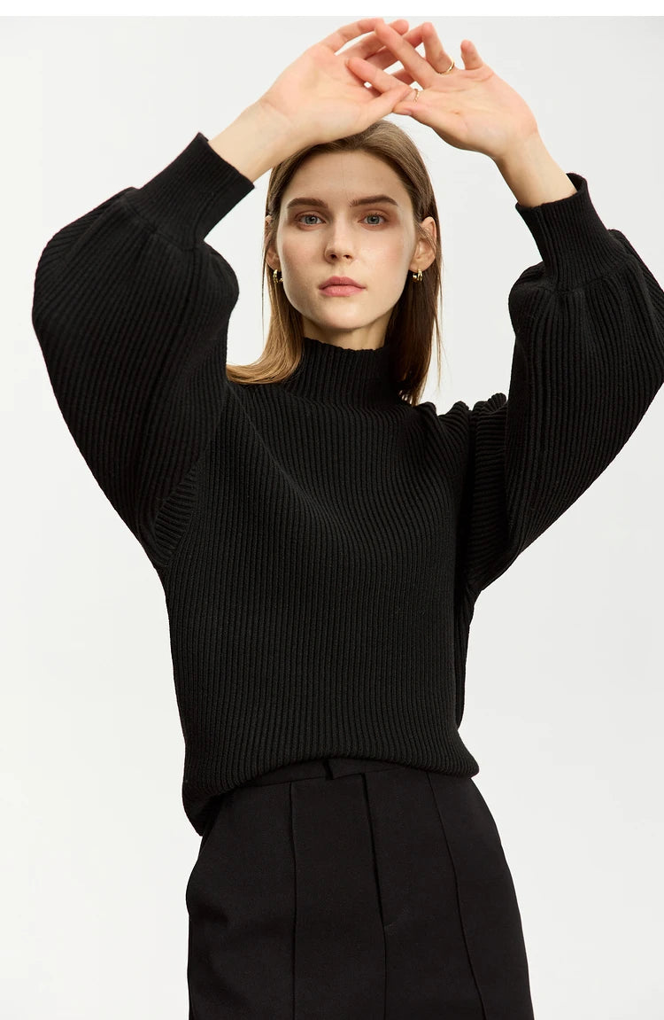 Schwarzer Wollpullover mit Stehkragen, gerippten Bündchen und Laternenärmeln