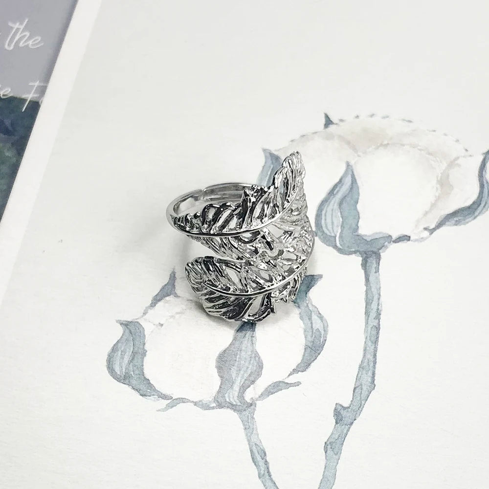 925er-Sterlingsilber-Ring seitlich, gedrehtes Blattrelief auf breitem Band