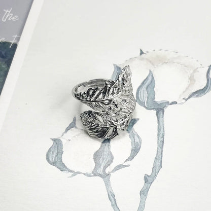 925er-Sterlingsilber-Ring seitlich, gedrehtes Blattrelief auf breitem Band
