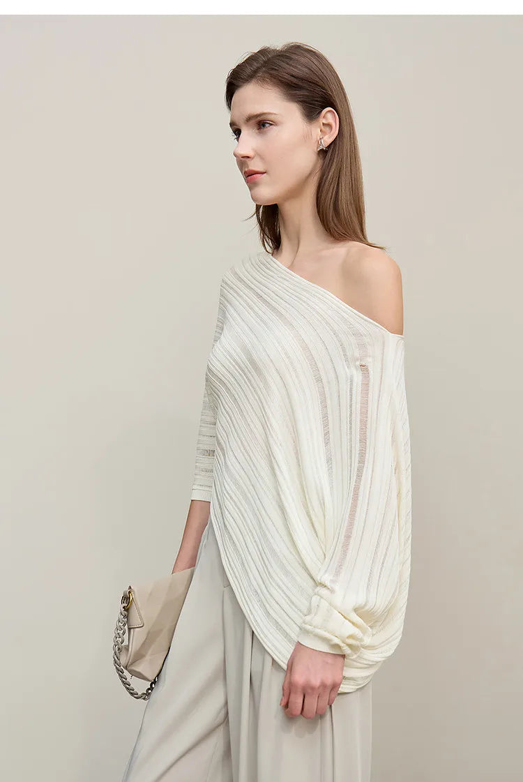Hellcremer off-shoulder Strickpullover mit langen Ärmeln und seitlicher Drapierung