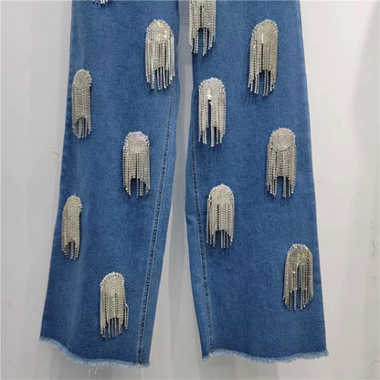 Zweiteiliges Damen-Set mit schulterfreiem Oberteil, langen Ärmeln und Schleifendetail sowie Patchwork-Rock mit Rüschen – elegant und modern.
