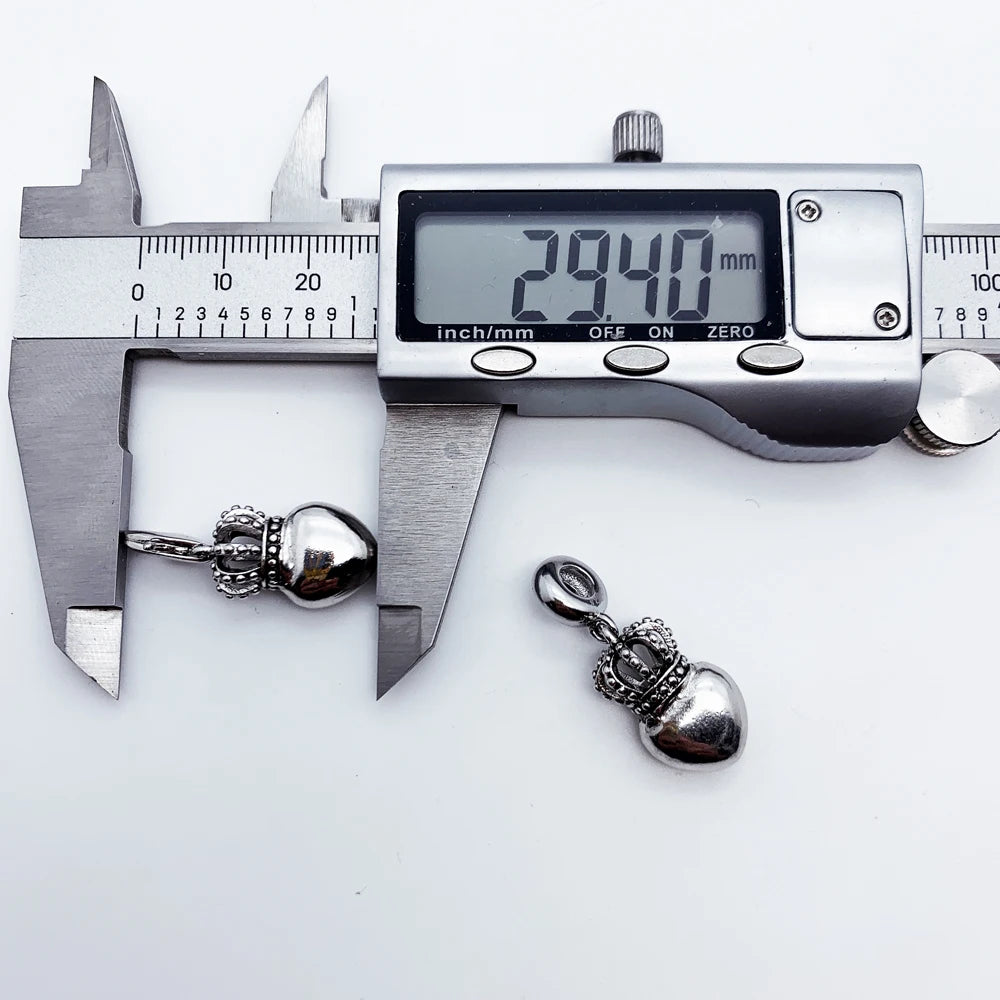 Silberner Kronen-Herz-Charm-Anhänger aus 925er Sterlingsilber, seitlich