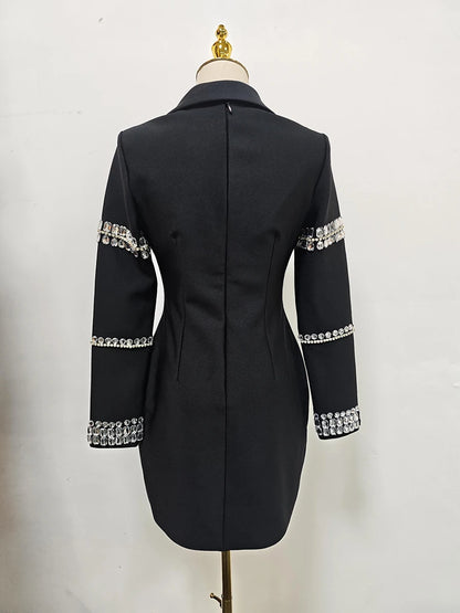Elegantes Damenkleid mit Rundhalsausschnitt, halblangen Ärmeln und Spitzen-Patchwork-Design – figurbetont und stilvoll.