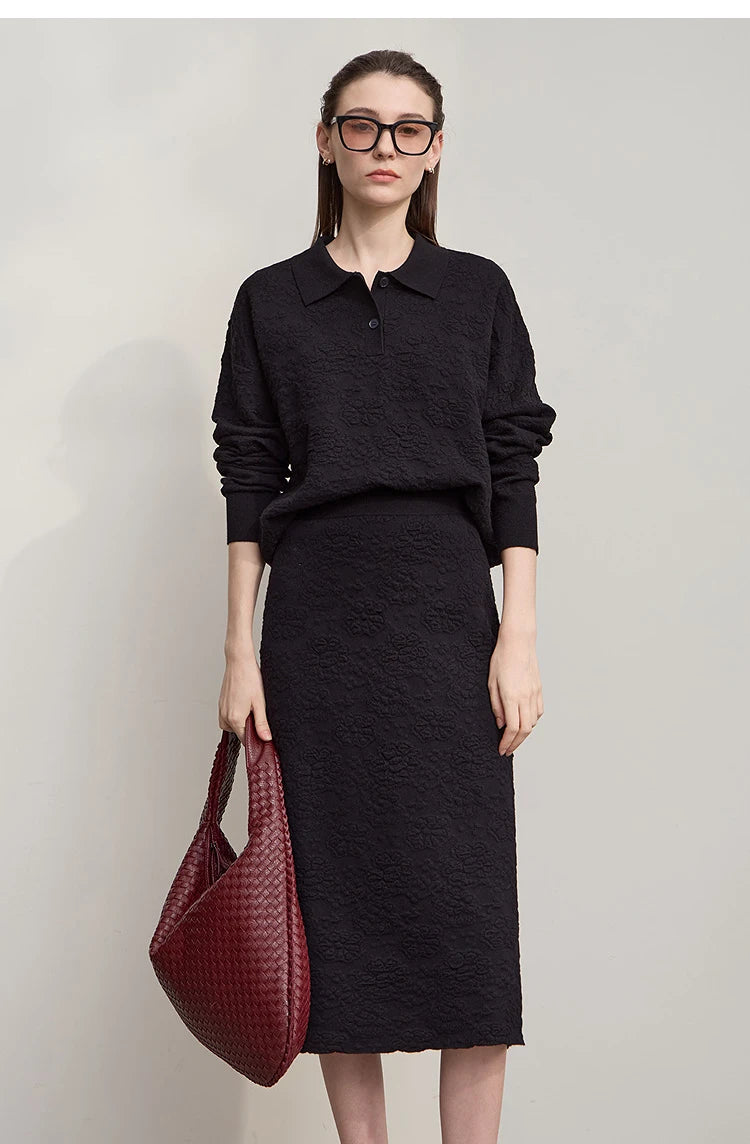 Schwarzer Strickpullover mit langen Ärmeln und schwarzer Midirock, einfarbig