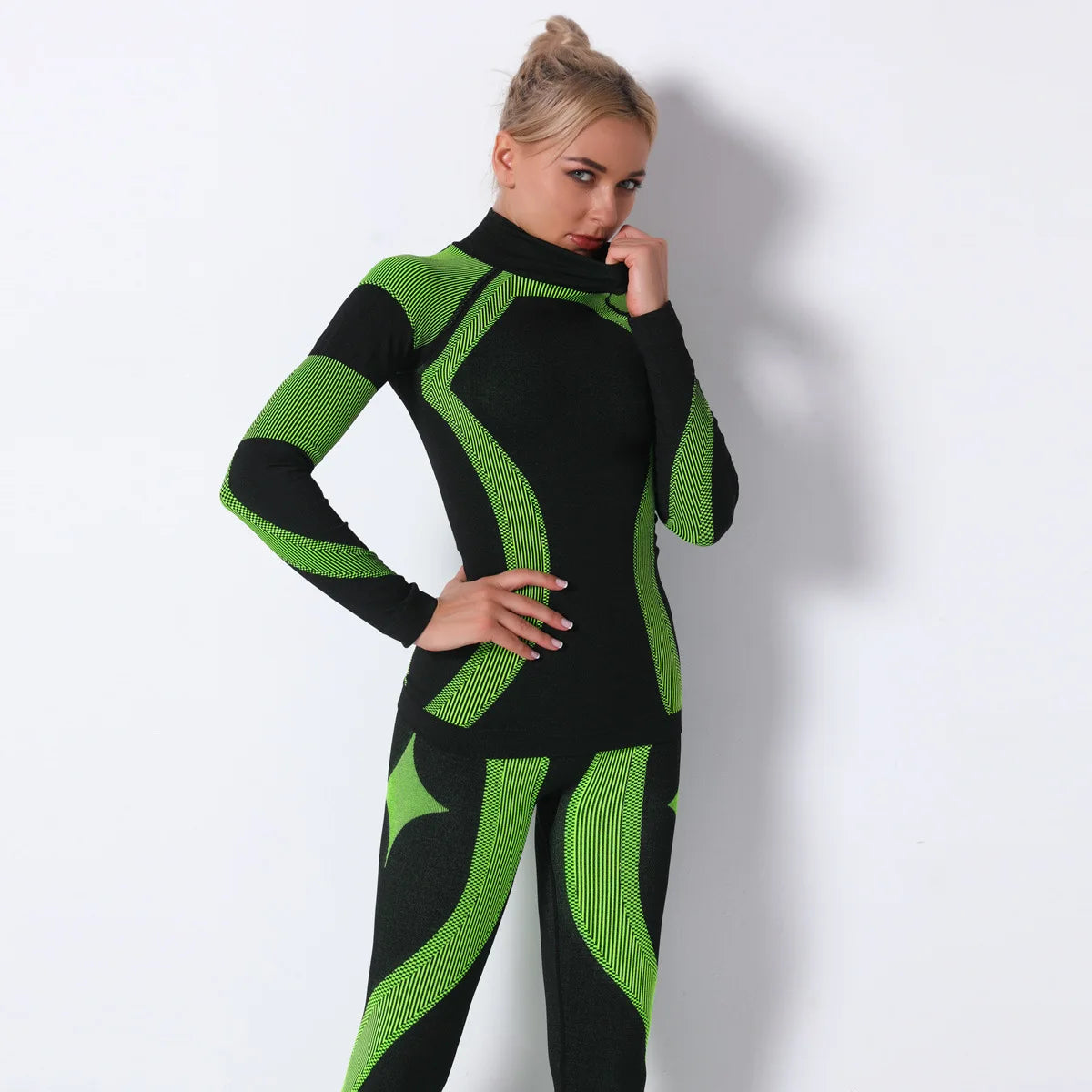 Nahtloses Sportoberteil für Damen in Schwarz mit grünem Kontrastmuster, hochgeschlossen, Langarm.