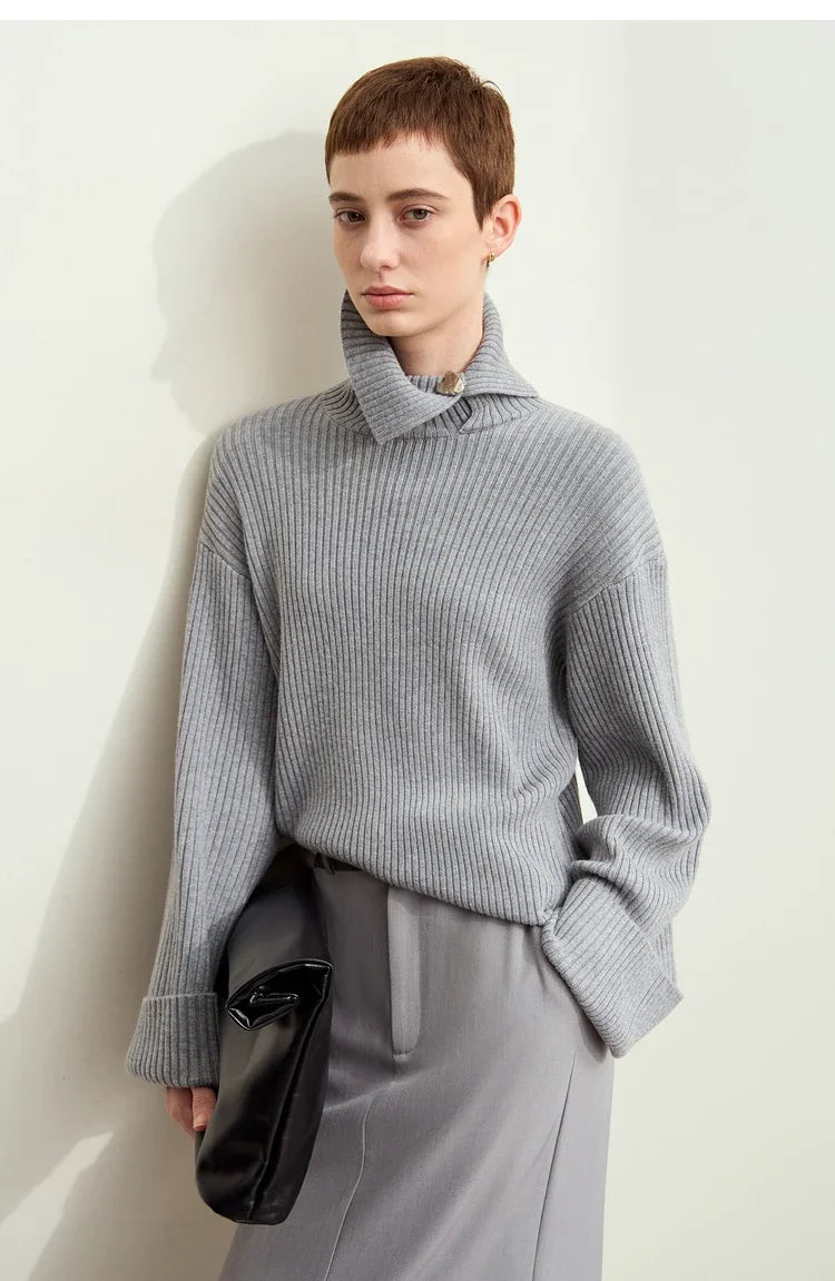 Grauer Strickpullover mit Stehkragen, geripptem Muster und langen Ärmeln