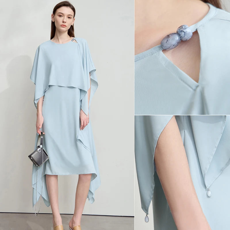 Hellblaues Chiffonkleid mit Cape-Ärmeln, Drapierung an der Seite und Ausschnitt