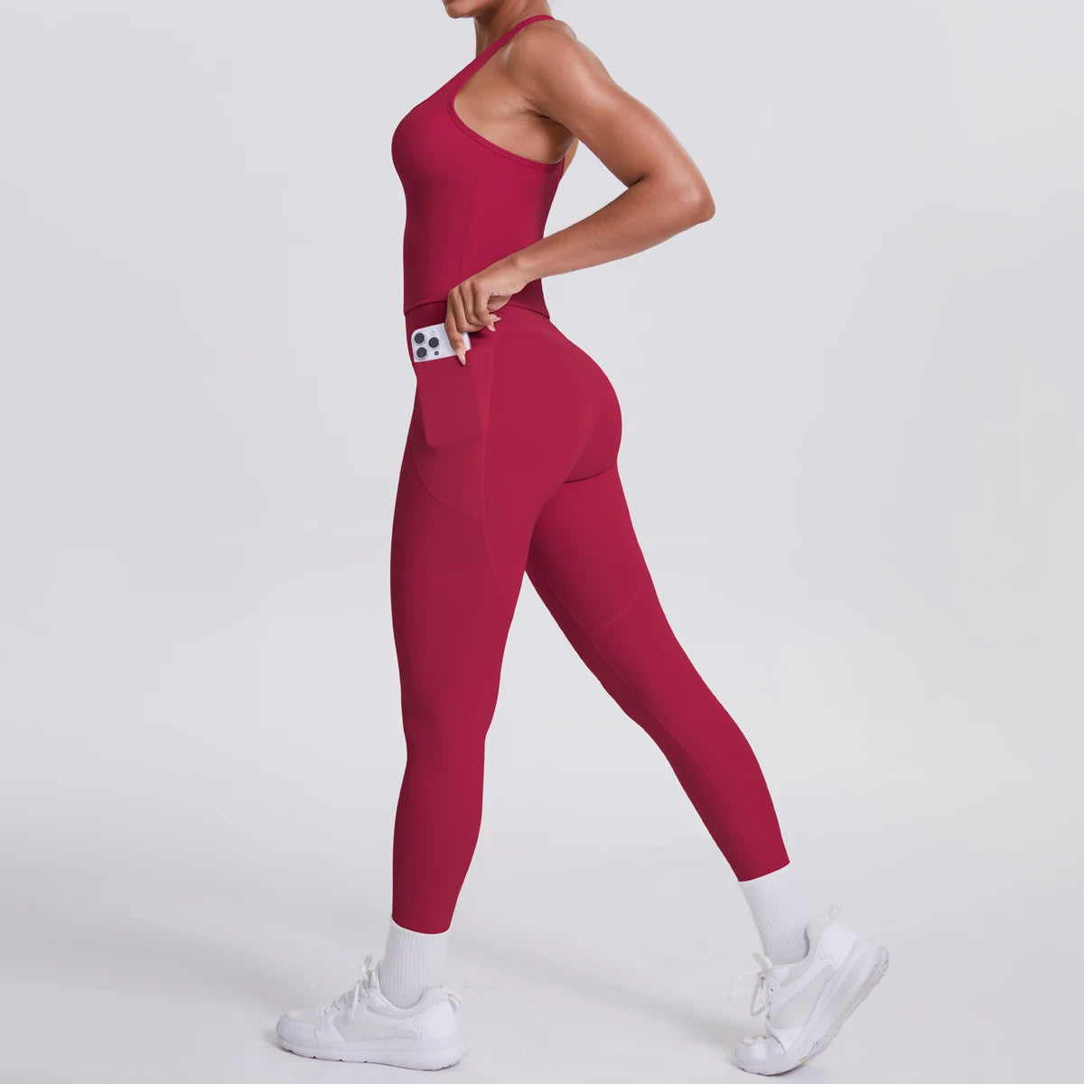 Roter Damen Yoga-Overall mit Rückenöffnung und seitlicher Handytasche am Oberschenkel