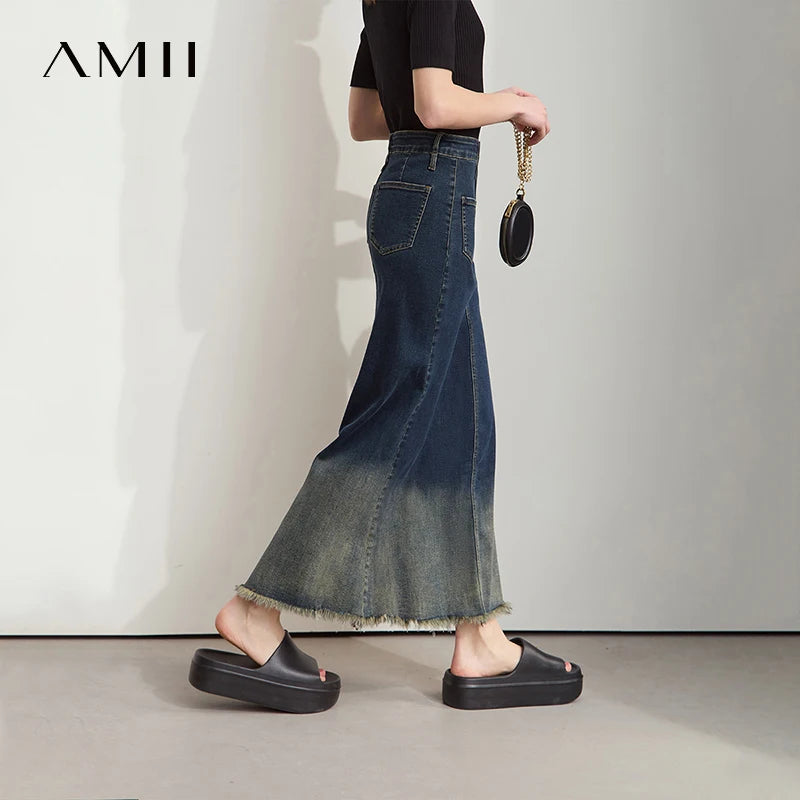 Jeansrock mit Farbverlauf, schmalem Schnitt, seitlichem Schlitz vorne, ausgefranster Saum