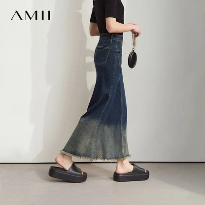 Jeansrock mit Farbverlauf, schmalem Schnitt, seitlichem Schlitz vorne, ausgefranster Saum