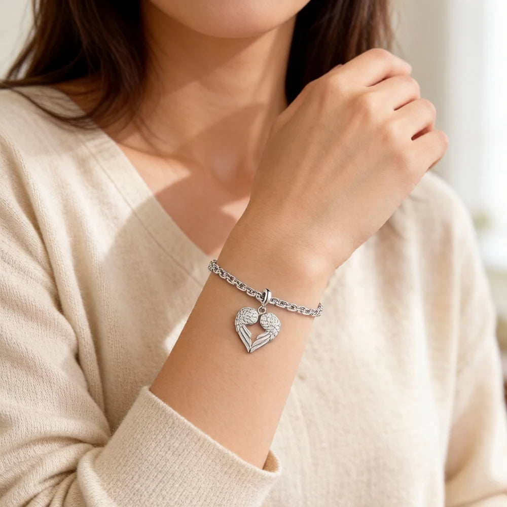 Engelsherz-Anhänger aus Sterlingsilber an Kette am Handgelenk, seitliche Ansicht