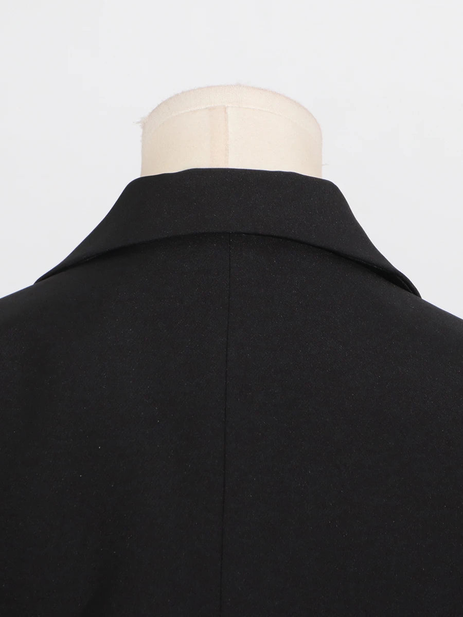 Ärmelloses Damen-Spitzenkleid mit Rundhalsausschnitt und Patchwork-Design – figurbetont und mit Hohldetails.