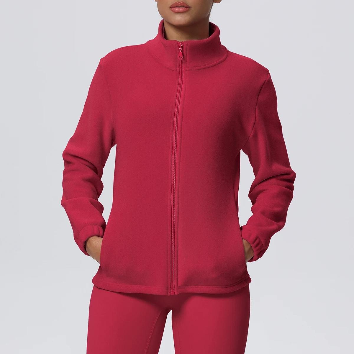 Damen-Outdoorjacke in Rot, Frontansicht, hoher Kragen und durchgehender Reißverschluss