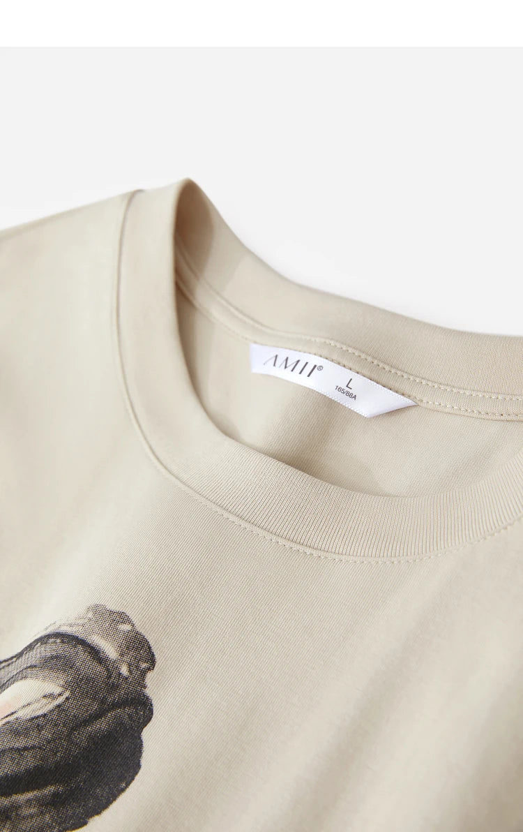 Damen T-Shirt im Minimalismus-Stil mit O-Neck und coolen Ink-Art Print