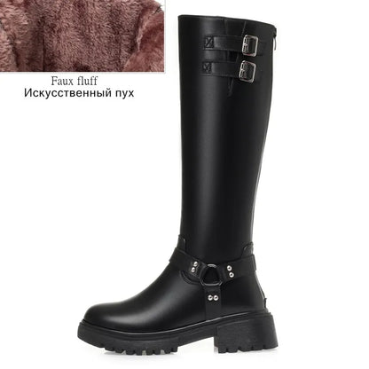 Schwarze hohe Stiefel mit doppeltem Schnallenriemen und gefüttertem Schaft (Kunstfell)