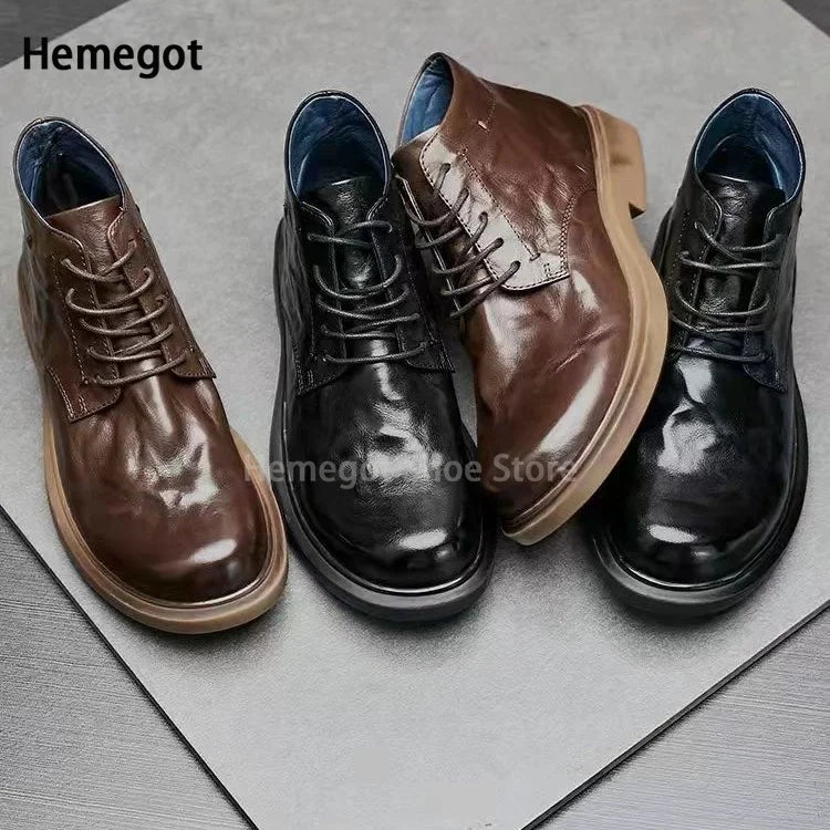 Schuhkollektion mit drei Herren-Boots: braun, mittelbraun und schwarz