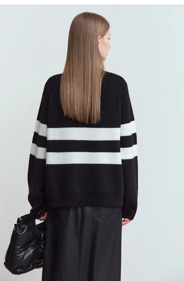 Rollkragenpullover aus Strick, schwarz mit weißen Streifen, lange Ärmel, Rückansicht