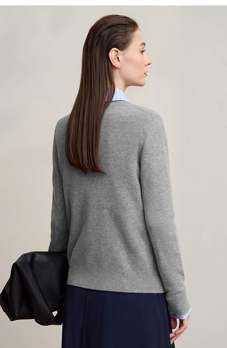 Grau melierter Pullover von hinten mit Rundhalsausschnitt und langen Ärmeln
