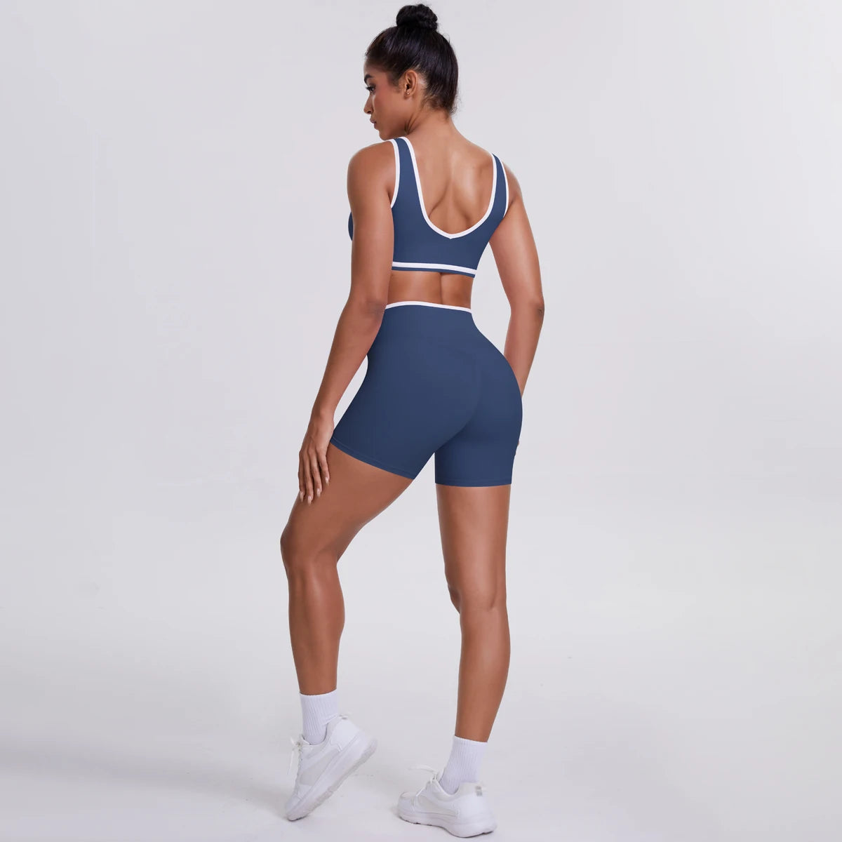 Hamidou Yoga-Set Dunkelblau Rückansicht: Racerback-Sport-BH und High-Waist-Shorts, weiß abgesetzt