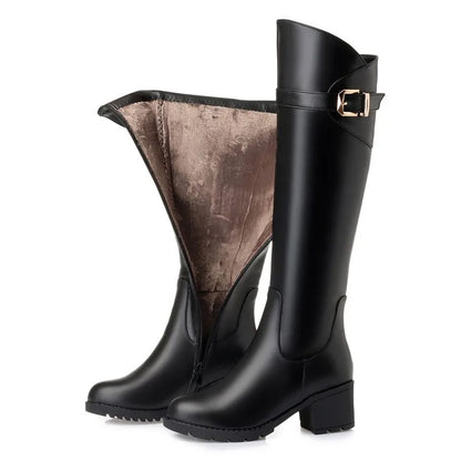 Schwarze hohe Damenstiefel mit Schnalle, Blockabsatz und sichtbar gefüttertem Innenfutter