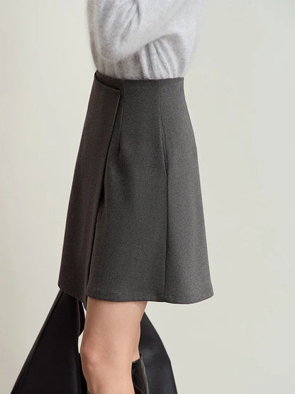 Asymmetrischer Damenrock, grauer Stoff, hoher Bund, asymmetrischer Saum mit Drapierung