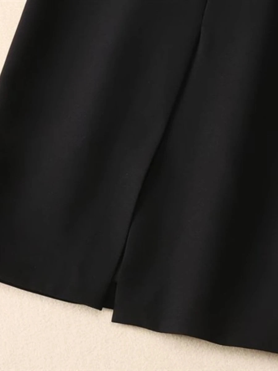 Lange Damenjacke mit Reverskragen und Reißverschluss im Patchwork-Design – ideal für einen minimalistischen, lässigen Look.