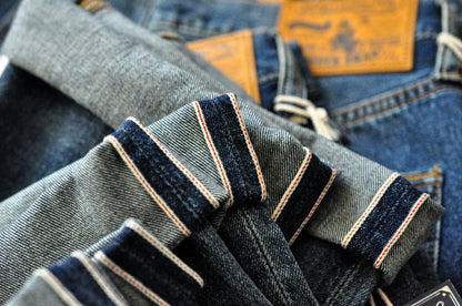Männer Jeans im Vintage-Stil mit bestickten Patches und zerrissenen Details