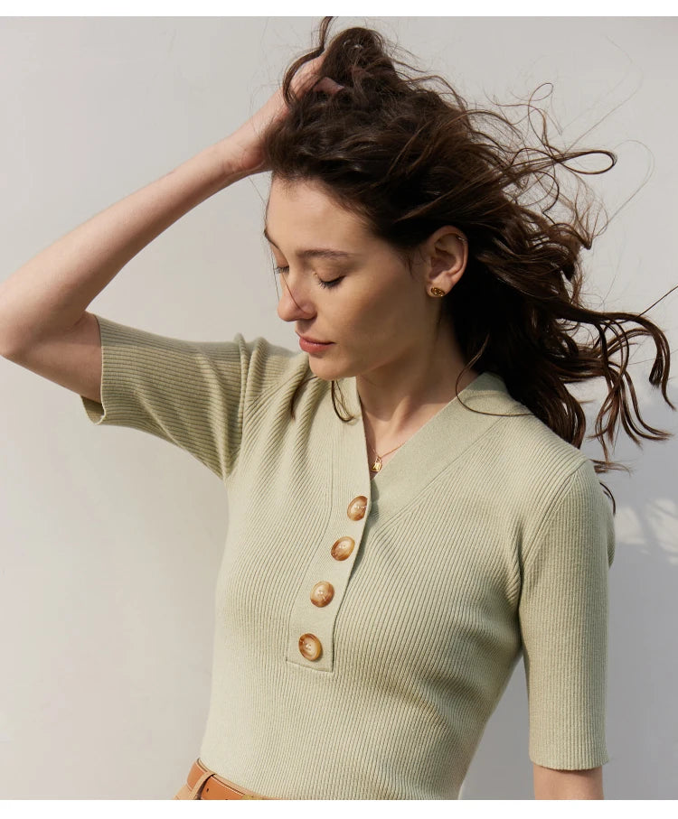 Damen T-Shirt im minimalistischen Stil mit V-Ausschnitt und halben Ärmeln