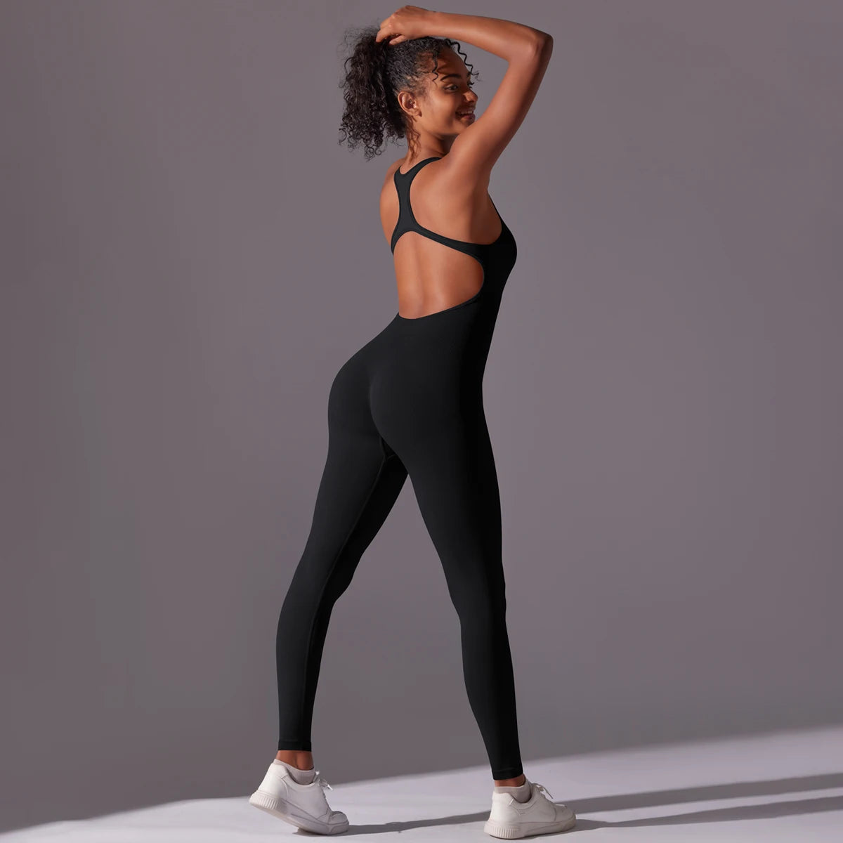 Nahtloser Yoga-Bodysuit, schwarz, rückenfrei mit Racerback und Cutouts am Rücken
