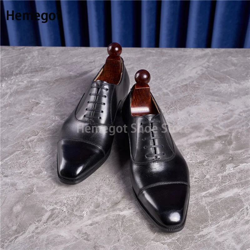 Schwarze Oxford-Lederschnürschuhe mit Kappenspitze und feinen Lochmuster-Details