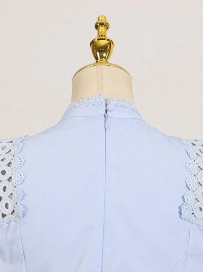 Ärmelloses Damen-Spitzenkleid mit Rundhalsausschnitt und Patchwork-Design – figurbetont und mit Hohldetails.