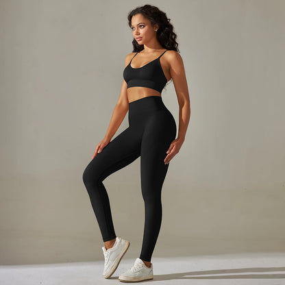 Nahtloses Yoga-Set in Schwarz: Vorderansicht mit Sport-BH und enganliegenden Leggings