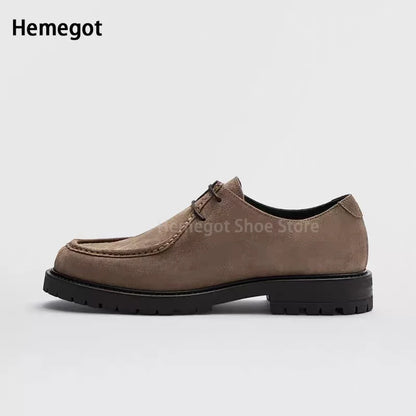 Herren-Derby-Schnürschuhe aus braunem Wildleder mit profilierter Sohle