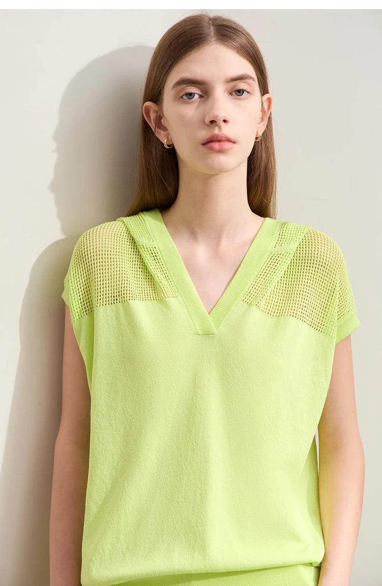 Damenkapuzenpullover mit V-Ausschnitt, leuchtend gelbgrüner Kurzarm-Strick, Detailansicht vorn.
