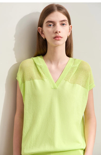 Damenkapuzenpullover mit V-Ausschnitt, leuchtend gelbgrüner Kurzarm-Strick, Detailansicht vorn.