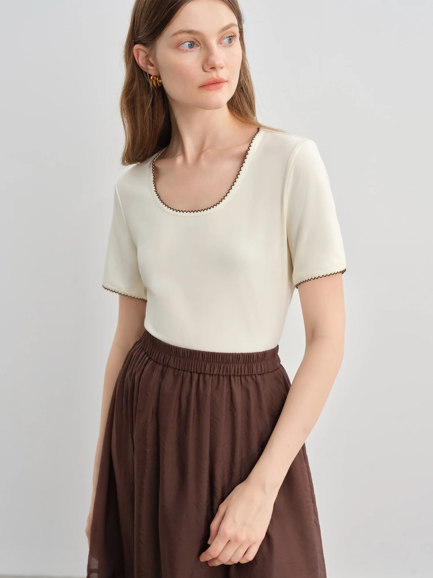 Ärmelloses Plus-Size-Top mit doppeltem Träger und Perlendetails – ideal für den Sommer und den Alltag.