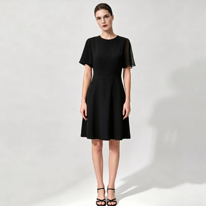 Schwarzes tailliertes Damenkleid mit kurzen Ärmeln und A-Linien-Rock, knielang