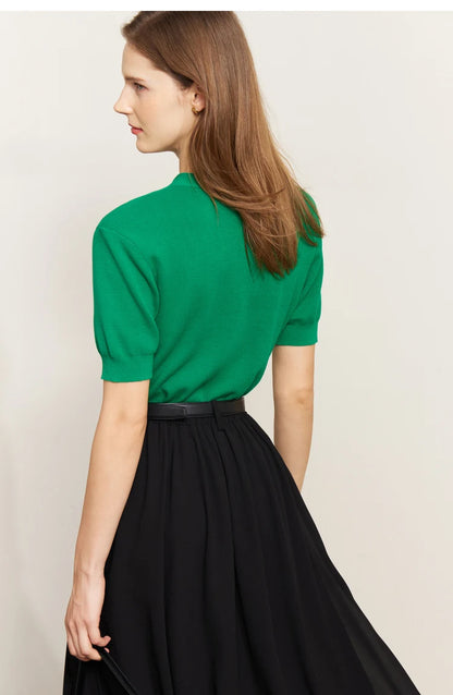 Damen T-Shirt im minimalistischen Stil mit V-Ausschnitt und kurzen Ärmeln